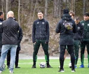 El delantero sueco Zlatan Ibrahimovic participa de un entrenamiento con el club sueco Hammarby en Estocolmo. Foto: AP.