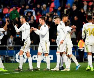 El centrocampista croata del Real Madrid Luka Modric (4R) celebra su gol con el defensor francés del Real Madrid Raphael Varane durante el partido de fútbol de la liga española entre Getafe CF y Real Madrid CF en el estadio Alfonso Pérez.