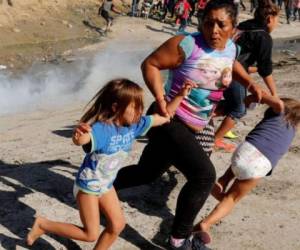 1. Migrante es gaseada: Una mujer que participó en la caravana de migrantes junto a sus dos hijas escapó de los gases lacrimógenos que fueron lanzados cuando llegaron a Tijuana, México.