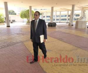 Entre el sábado y el lunes habían presentado sus documentos el presidente de la Asociación de Prensa Hondureña (APH), Carlos Rubén Ortiz.