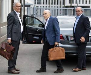 El expresidente de la FIFA Joseph Blatter (centro) al llegar a la fiscalía general de Suiza, el martes 1 de septiembre de 2020, en Berna. (Peter Schneider/Keystone vía AP).