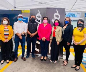 Emprendedores ganadores y representantes de Terra Te Impulsa y Tiendas Pronto.