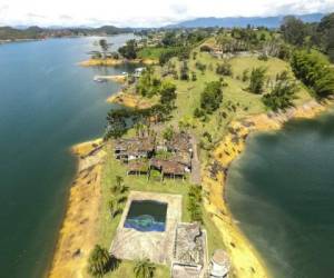 La finca La Manuela fue construida por Pablo Escobar en honor a su hija, quien lleva el mismo nombre. Esta es una vista aérea de las ruinas de 'La Manuela', la antigua finca vacacional de la familia de Pablo Escobar, en el embalse de El Peñol, al este de Medellín, Colombia. Foto AFP