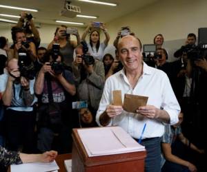 Daniel Martínez, candidato presidencial del Frente Amplio, vota en Montevideo, Uruguay, el domingo 27 de octubre de 2019.