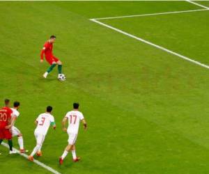 Ronaldo pudo liquidar el partido ante Irán, pero el portero atajó su remate desde los once pasos. Foto AFP
