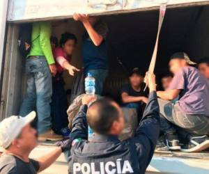 Los 95 inmigrantes hondureños eran transportados en un tráiler.