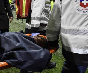 Mbappé quedó tendido en el suelo, boca abajo, y acabó siendo evacuado en camilla, visiblemente conmocionado. (AFP)