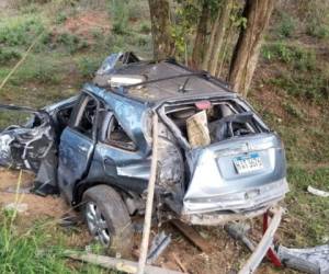 El vehículo en el que se transportaba el reconocido maestro quedó completamente destruido luego del aparatoso accidente.