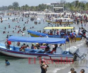 Veraneantes se alistan a celebrar el Feriado Morazánico por primera vez durante la pandemia. Foto: El Heraldo