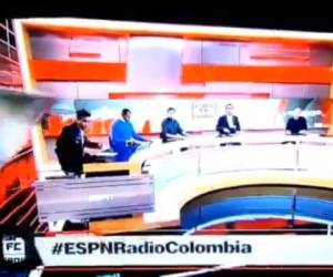 Según informaron desde la cadena deportiva, lo que cayó sobre la espalda de Orduz fue una pantalla de las que utilizan en el programa para presentar la información.