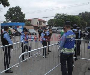 Los uniformados no dejaban pasar a los aficionados sin antes realizar estrictas inspecciones. Fotos Grupo OPSA