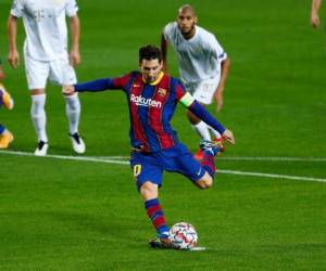 El delantero argentino del Barcelona Lionel Messi anota un gol de penal en la victoria 5-1 ante Ferencvaros por la Liga de Campeones, el martes 20 de octubre de 2020, en el estadio Camp Nou.