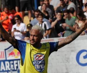 El atacante brasileño hasta jugó un poco de fútbol en un campeonato amistoso 5x5 organizado por su organización benéfica. Foto: AP.