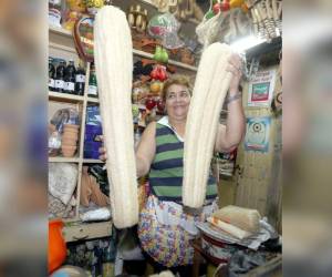 Según Sobeyda Arguijo, la cola de caballo es ideal para evitar piedras en los riñones, en la gráfica muestra otro de los productos que solo en el mercado se encuentra, se trata de los pastes, utilizados para bañarse. Fotos: Johny Magallanes / EL HERALDO.