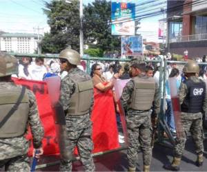 Estudiantes y padres de familia se apostaron en en las cercanías de Casa Presidencial en la capital de Honduras en protesta por cambio en el horario de clase. (Fotos: Alex Pérez)