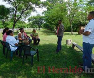 Los miembros del comité se encargan de visitar las familias que no están cumpliendo con enviar a sus hijos a los centros escolares. Foto: EL HERALDO.