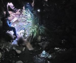 Agentes de la Policía Nacional llegaron al lugar donde fue encontrada la mujer que presentaba fracturas en diferentes partes del cuerpo.