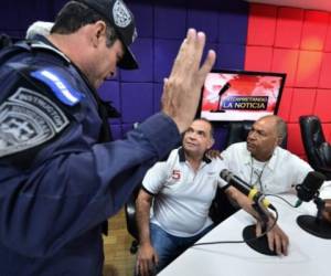 Al llegar a cabina, las autoridades dieron lectura a la orden e instaron a Romero a que no opusiera resistencia.