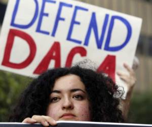 Una estudiante de la Loyola Marymount University defendiendo el programa DACA. (Fotos: AP)