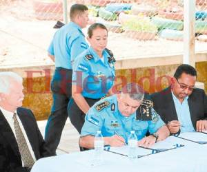 Representantes de la Policía y ENEE firmaron el convenio. Foto: EL HERALDO