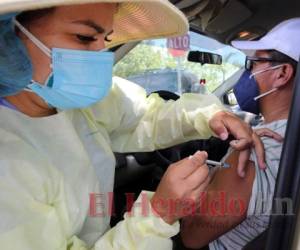 Los hondureños esperan hasta 10 horas para poder vacunarse en los puntos de inoculación. Foto: David Romero/El Heraldo