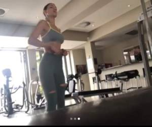 Captura del vídeo en el que Eiza realiza los ejercicios que mantienen tonificada su figura.