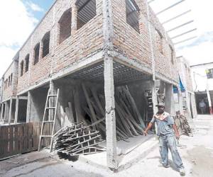 Actualmente se trabaja en el repello de los puestos, la colocación del techo y la fundición del piso de la cuarta y quinta etapa (Foto: Johny Magallanes/EL HERALDO)