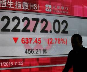 Los futuros en el mercado de Nueva York sufrieron una fuerte caída en la noche del martes luego de que se conociera que el candidato republicano Donald Trump mantenía una leve ventaja sobre la demócrata Hillary Clinton. /Fotos AP/