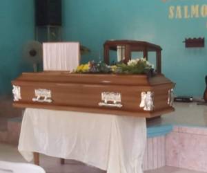 El cuerpo del menor ya fue retirado de la morgue capitalina y está siendo velado en una iglesia de El Chimbo. Fotos cortesía