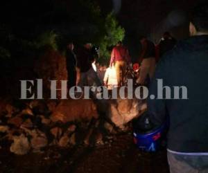 Varias personas habían quedado soterradas la noche de este jueves tras la caída de una ladera en colonia Los Llanos de Tegucigalpa, capital de Honduras.