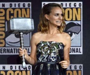 Así posó Natalie Portman con el famoso martillo del superhéroe. Foto AFP