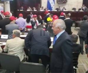 Algunos parlamentarios resultaron molestos por la suspensión de la sesión, que se reanudará este miércoles 5 de diciembre.