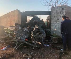 En la imagen, restos de un avión ucraniano que se estrelló poco después de despegar en las afueras de Teherán, Irán, el 8 de enero de 2019. (AP Fotos/Mohammad Nasiri)