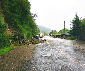 Deslizamiento de tierra en carretera entre Santa Rosa y Ocotepeque a causa de las lluvias.