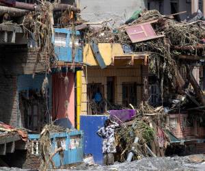 Siguen las labores de rescate, ya casi contra reloj y con el miedo de una nueva riada, en la zona fronteriza entre Nepal y la región autónoma del Tíbet (China) donde el miércoles se produjo una gran riada que deja por el momento más de 550 muertos y casi 2.500 desaparecidos reportados.