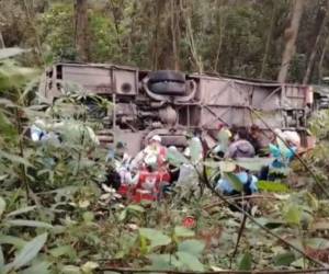 Más de 20 personas resultaron heridas tras el volcamiento de un bus la tarde de este martes -16 de diciembre-, en la carretera que conduce de La Esperanza hacia Jesús de Otoro, en Intibucá. Se reportan al menos dos muertes. Aquí los detalles del accidente.