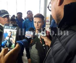 Germán Mayenfisch causó gran emoción a su llegada al Aeropuerto Toncontín de la capital. Foto: EL HERALDO
