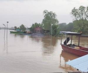 La crecida histórica del río Patuca por las lluvias recientes de un onda tropical en la zona oriental del país ha transformado el paisaje de La Mosquitia en un extenso espejo de agua, dejando a miles de familias enfrentando una de las emergencias más severas registradas en los últimos años en el departamento de Gracias a Dios.<b> </b>