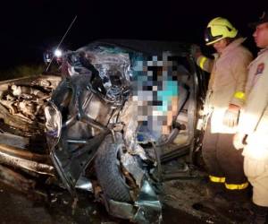 El cuerpo del conductor quedó atrapado entre el amasijo de hierro.