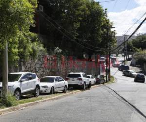 Los carros que permanecen estacionados sobre la acera limitan el libre tránsito de las personas. Foto: Marvin Salgado/EL HERALDO