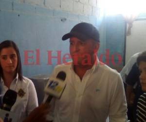El designado presidencial Ricardo Álvarez votó este domingo en la colonia 1 de diciembre.