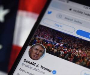 En esta ilustración fotográfica de archivo tomada el 10 de agosto de 2020, la cuenta de Twitter del presidente de los Estados Unidos, Donald Trump, se muestra en un teléfono móvil el 10 de agosto de 2020, en Arlington, Virginia.