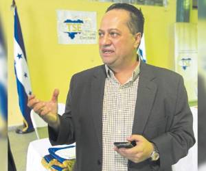 Alejando Martínez, secretario general, y su equipo trabajarán hoy hasta las 12:00 de la noche, cuando se cumple el plazo de solicitud de inscripción.