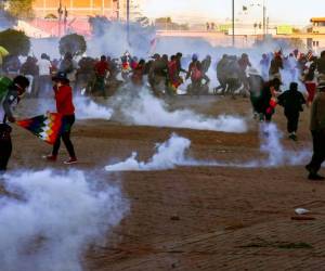 Los partidarios del ex presidente boliviano Evo Morales se enfrentan con la policía antidisturbios durante una manifestación en Cochabamba, el 18 de noviembre de 2019.
