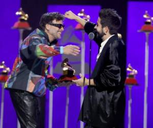 Pedro Capó y Camilo en el escenario en la ceremonia de estreno de la 22a entrega anual del Latin Grammy. Foto: AFP.