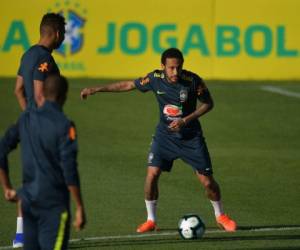 El futbolista brasileño Neymar participa en una sesión de entrenamiento de la selección nacional en el complejo deportivo Granja Comary en Teresopolis, Brasil. Foto: Agencia AFP.