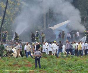 El presidente cubano Miguel Díaz-Canel (yo, en caqui) es fotografiado en el lugar del accidente después de que un avión de Cubana de Aviación se estrellara después de despegar del aeropuerto José Martí de La Habana el 18 de mayo de 2018. Foto AFP