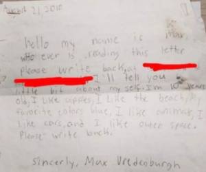 El joven escribió que quien recibiera la carta “por favor le escriba al remitente”. Foto Twitter