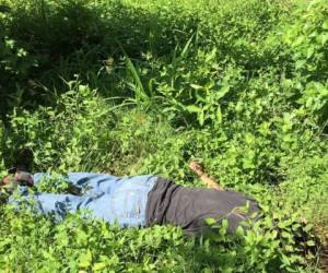 En una área llena de maleza quedó el cadáver del joven Alex Enrique Mejía, quien presuntamente es pandillero y atacó a disparos a elementos de la Policía Nacional, foto: El Heraldo/Sucesos de Honduras/Noticias de Honduras/El Heraldo Honduras.