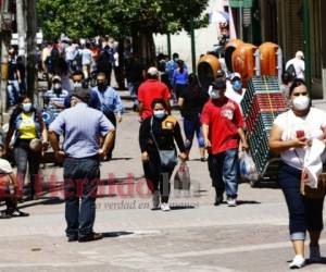 Las autoridades intentan sopesar si el rescate de la economía al permitir mayor intercambio comercial se puede llevar a cabo en este momento. Foto: Johny Magallanes/ EL HERALDO.